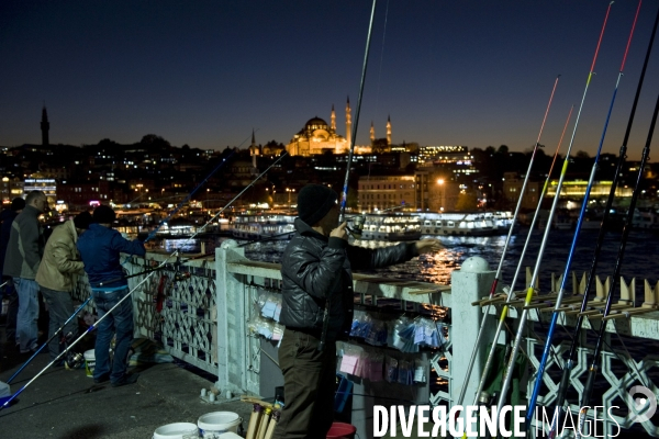 Istanbul illustration.Des pêcheurs sur le pont de Galata.