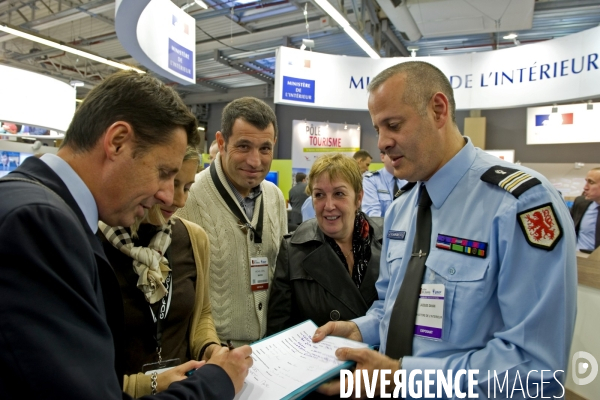 Le Salon des Maires.Sur le stand du Ministere de l interieur, un gendarme sensibilise les maires au recrutement.