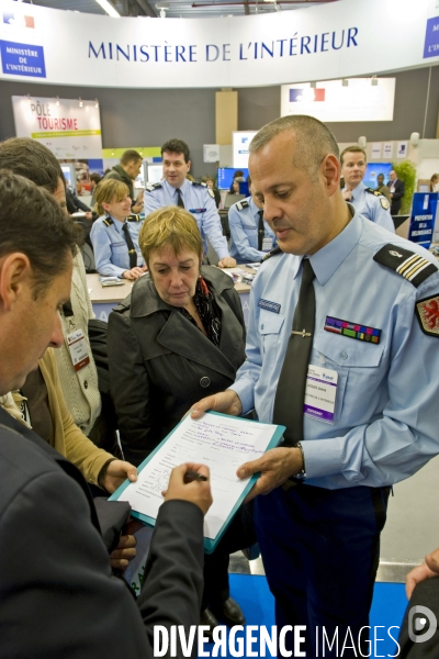 Le Salon des Maires.Sur le stand du Ministere de l interieur, un gendarme sensibilise les maires au recrutement.