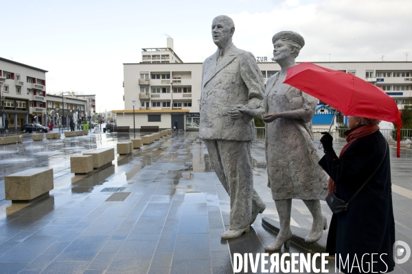 Illustration Novembre 2013.Sur la place d Armes renovee,statue de la sculptrice Elisabeth Cibot, en hommage au couple Charles de Gaulle et à son epouse Yvonne Vendroux, originaire de Calais