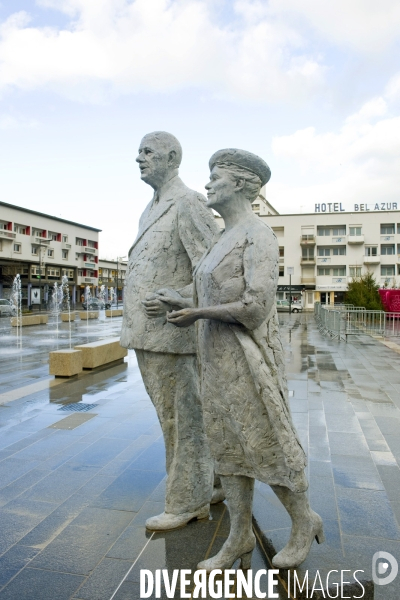 Illustration Novembre 2013.Sur la place d Armes renovee,statue de la sculptrice Elisabeth Cibot, en hommage au couple Charles de Gaulle et à son epouse Yvonne Vendroux, originaire de Calais