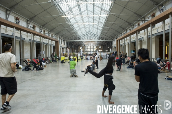 Illustration Novembre 2013.Au centquatre, les danseurs de hip hop et gym sur la traversee centrale.