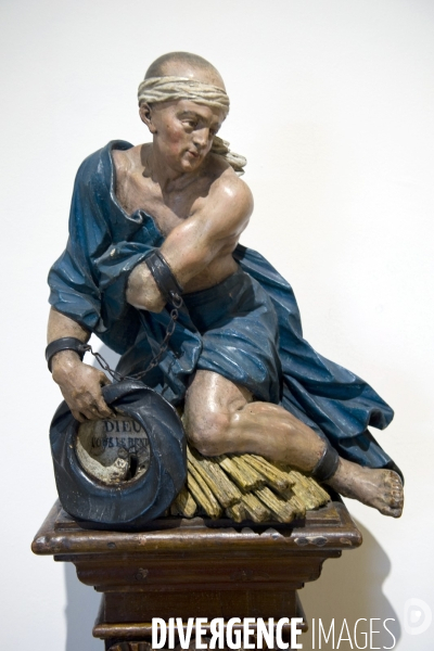 Illustration Novembre 2013.un tronc de 1630 en bois sculpte representant un esclave collectant les dons pour la libeération des esclaves