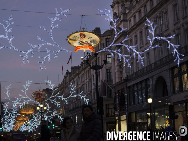 Illustration: Londres se prépare à fêter Noël dans la tradition: Les décorations de Noël en abondance chez Fortnum & Mason et les grandes artères chics du centre sont illuminées.