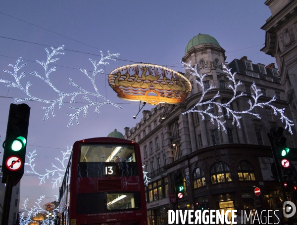 Illustration: Londres se prépare à fêter Noël dans la tradition: Les décorations de Noël en abondance chez Fortnum & Mason et les grandes artères chics du centre sont illuminées.