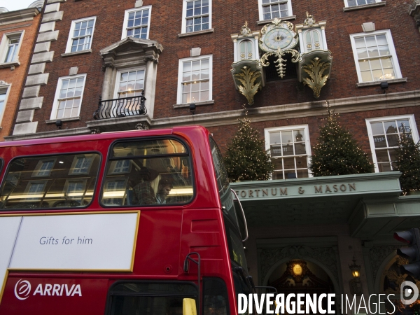 Illustration: Londres se prépare à fêter Noël dans la tradition: Les décorations de Noël en abondance chez Fortnum & Mason et les grandes artères chics du centre sont illuminées.