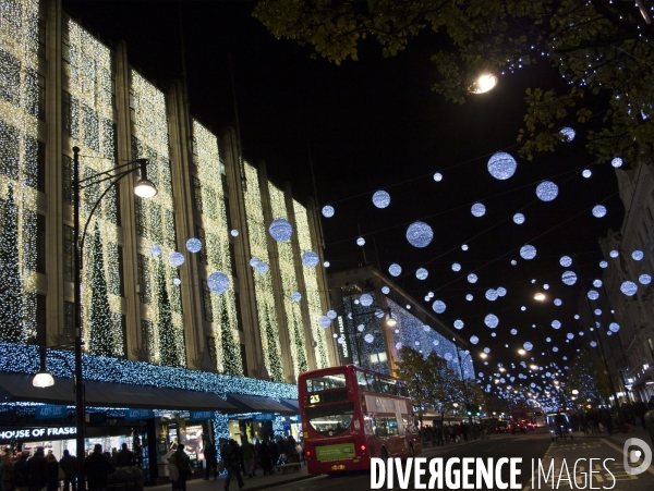 Illustration: Londres se prépare à fêter Noël dans la tradition: Les décorations de Noël en abondance chez Fortnum & Mason et les grandes artères chics du centre sont illuminées.