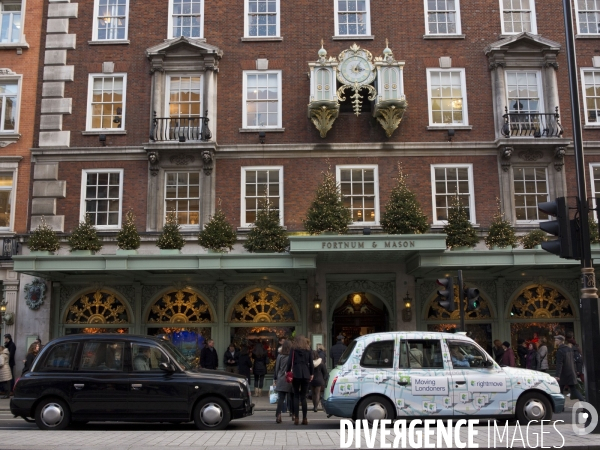 Illustration: Londres se prépare à fêter Noël dans la tradition: Les décorations de Noël en abondance chez Fortnum & Mason et les grandes artères chics du centre sont illuminées.