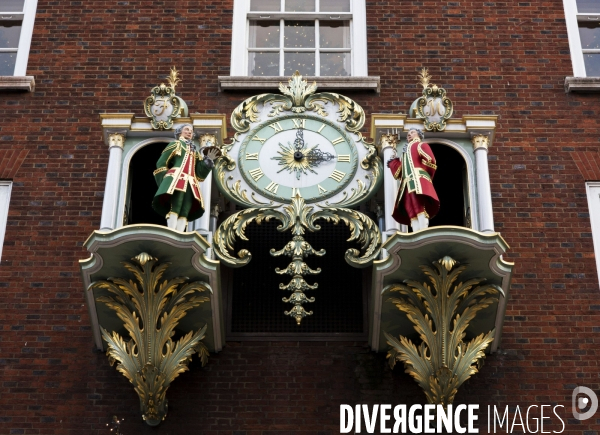 Illustration: Londres se prépare à fêter Noël dans la tradition: Les décorations de Noël en abondance chez Fortnum & Mason et les grandes artères chics du centre sont illuminées.