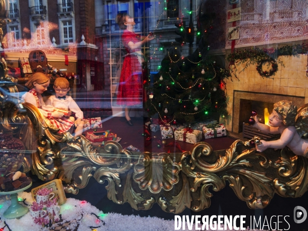 Illustration: Londres se prépare à fêter Noël dans la tradition: Les décorations de Noël en abondance chez Fortnum & Mason et les grandes artères chics du centre sont illuminées.