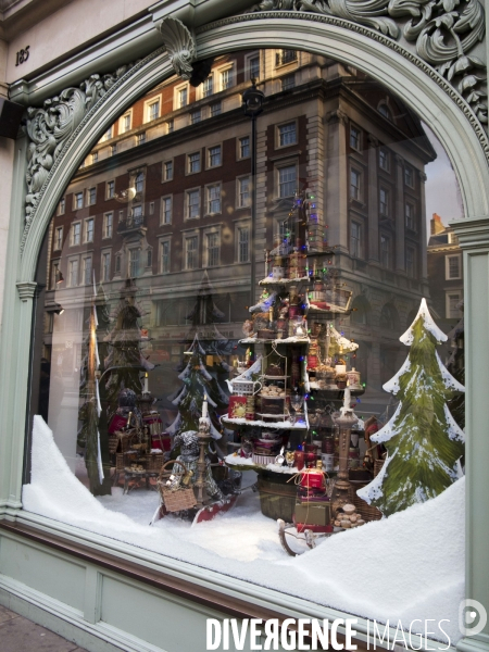 Illustration: Londres se prépare à fêter Noël dans la tradition: Les décorations de Noël en abondance chez Fortnum & Mason et les grandes artères chics du centre sont illuminées.