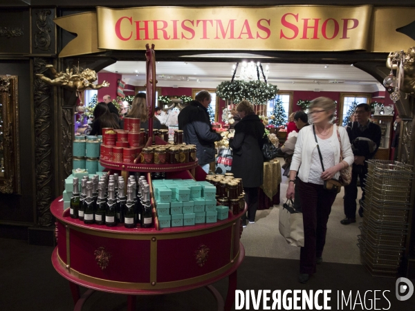 Illustration: Londres se prépare à fêter Noël dans la tradition: Les décorations de Noël en abondance chez Fortnum & Mason et les grandes artères chics du centre sont illuminées.