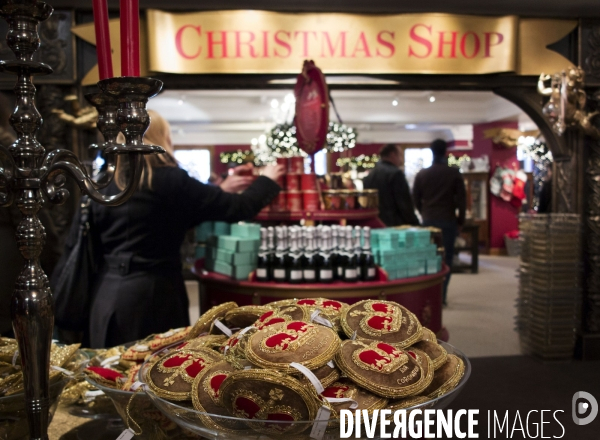 Illustration: Londres se prépare à fêter Noël dans la tradition: Les décorations de Noël en abondance chez Fortnum & Mason et les grandes artères chics du centre sont illuminées.