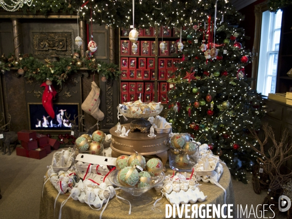 Illustration: Londres se prépare à fêter Noël dans la tradition: Les décorations de Noël en abondance chez Fortnum & Mason et les grandes artères chics du centre sont illuminées.