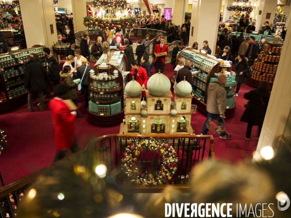 Illustration: Londres se prépare à fêter Noël dans la tradition: Les décorations de Noël en abondance chez Fortnum & Mason et les grandes artères chics du centre sont illuminées.