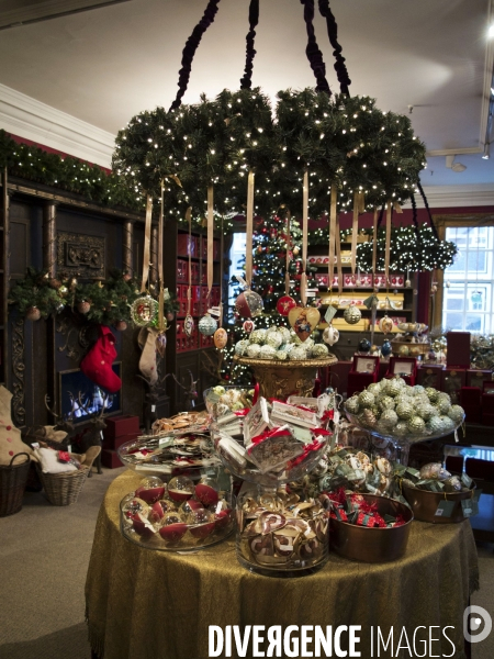 Illustration: Londres se prépare à fêter Noël dans la tradition: Les décorations de Noël en abondance chez Fortnum & Mason et les grandes artères chics du centre sont illuminées.