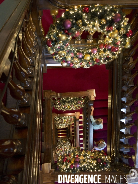 Illustration: Londres se prépare à fêter Noël dans la tradition: Les décorations de Noël en abondance chez Fortnum & Mason et les grandes artères chics du centre sont illuminées.