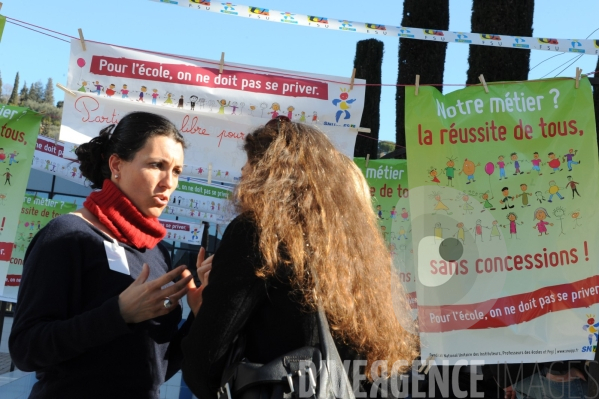 Manifestation des enseignants, parents d élèves et enfants contre la suppression de classes dans les ecoles