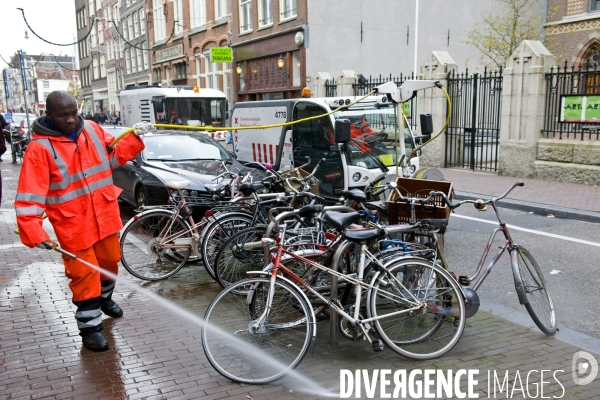 Pays - Bas  illustration - Décembre 2013..Nettoyage des rues au jet par des employes municipaux.