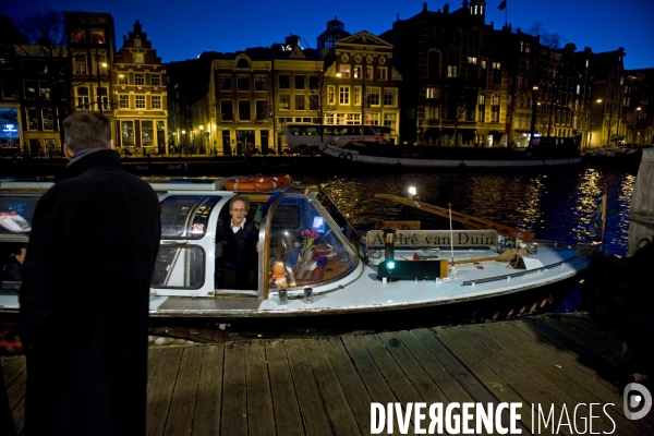 Pays - Bas  illustration - Décembre 2013.Un bateau mouche fait un arret à un ponton sur  l Amstel