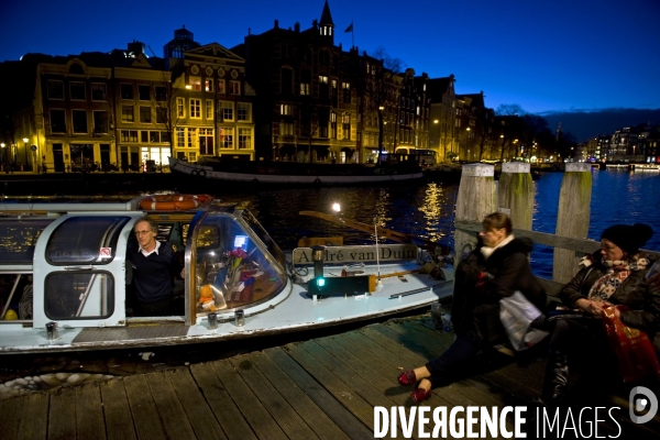 Pays - Bas  illustration - Décembre 2013.Un bateau mouche fait un arret à un ponton sur  l Amstel