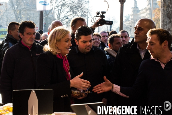 Marine Le Pen au marché de Noël, Paris