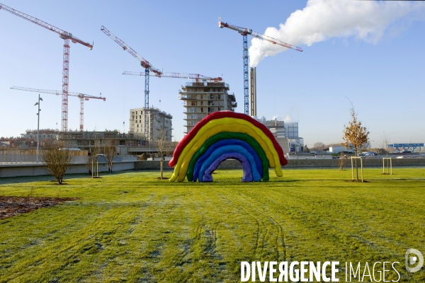 L  Ecoquartier des Docks de Saint Ouen. L oeuvre de Philippe Berry,-La Nation arc en ciel-en hommage à l Afrique du Sud dans le parc de 12 hectares