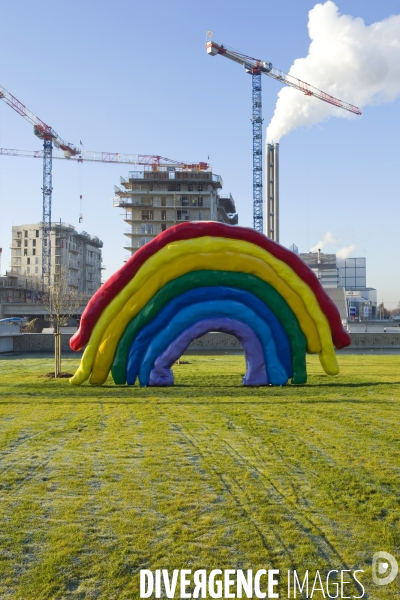 L  Ecoquartier des Docks de Saint Ouen. L oeuvre de Philippe Berry,-La Nation arc en ciel-en hommage à l Afrique du Sud dans le parc de 12 hectares