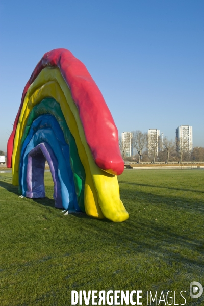 L  Ecoquartier des Docks de Saint Ouen. L oeuvre de Philippe Berry,-La Nation arc en ciel-en hommage à l Afrique du Sud dans le parc de 12 hectares