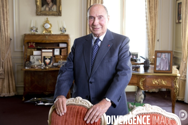 Serge DASSAULT, dans son bureau du rond-point des champs-Elysées.