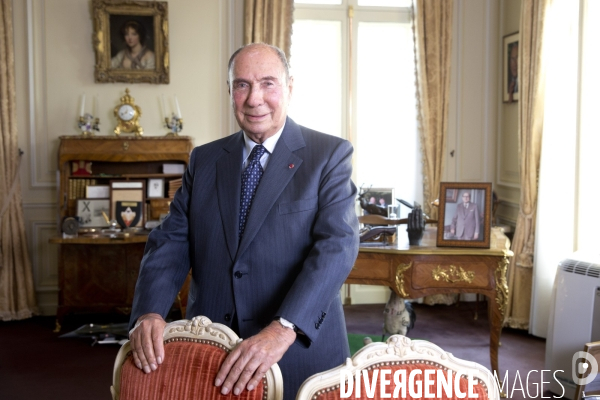 Serge DASSAULT, dans son bureau du rond-point des champs-Elysées.