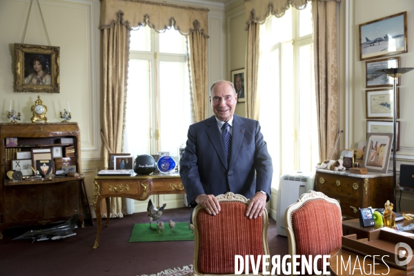 Serge DASSAULT, dans son bureau du rond-point des champs-Elysées.