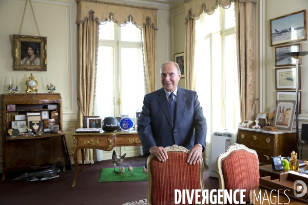 Serge DASSAULT, dans son bureau du rond-point des champs-Elysées.