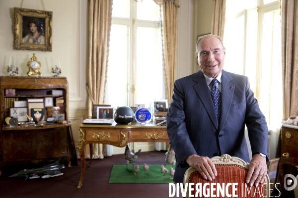 Serge DASSAULT, dans son bureau du rond-point des champs-Elysées.
