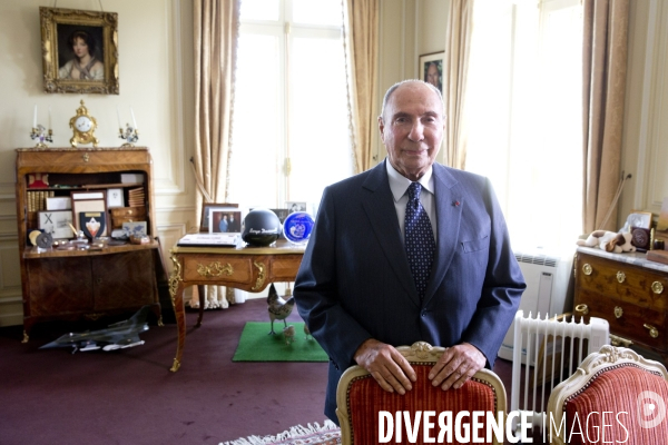 Serge DASSAULT, dans son bureau du rond-point des champs-Elysées.