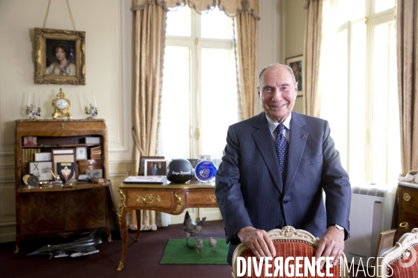 Serge DASSAULT, dans son bureau du rond-point des champs-Elysées.