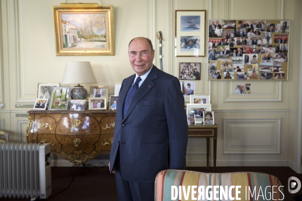 Serge DASSAULT, dans son bureau du rond-point des champs-Elysées.