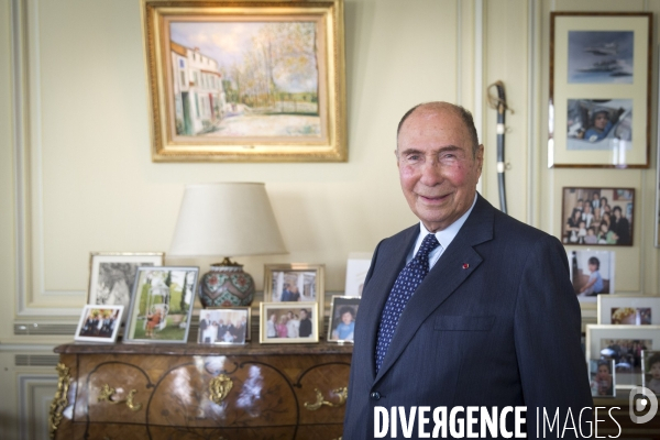 Serge DASSAULT, dans son bureau du rond-point des champs-Elysées.
