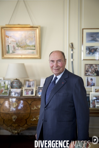 Serge DASSAULT, dans son bureau du rond-point des champs-Elysées.