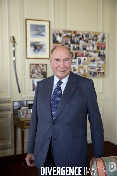 Serge DASSAULT, dans son bureau du rond-point des champs-Elysées.