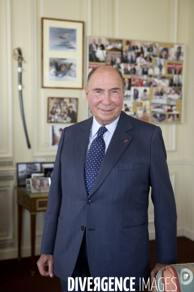 Serge DASSAULT, dans son bureau du rond-point des champs-Elysées.