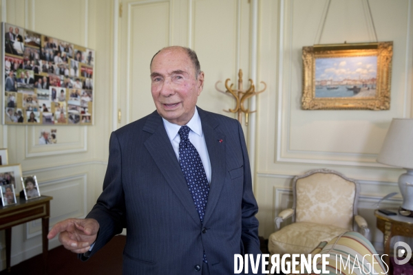 Serge DASSAULT, dans son bureau du rond-point des champs-Elysées.