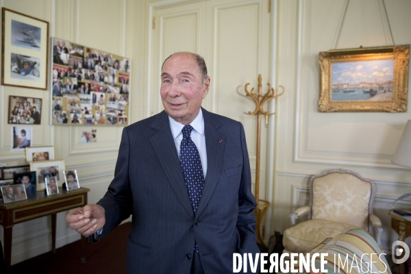 Serge DASSAULT, dans son bureau du rond-point des champs-Elysées.
