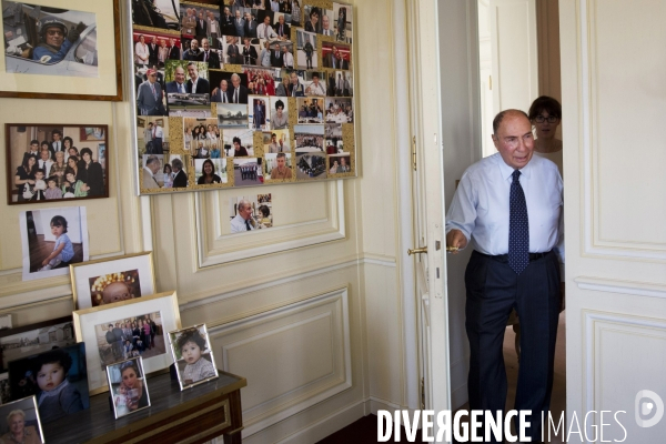 Serge DASSAULT, dans son bureau du rond-point des champs-Elysées.