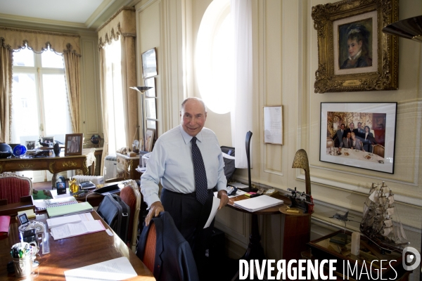 Serge DASSAULT, dans son bureau du rond-point des champs-Elysées.