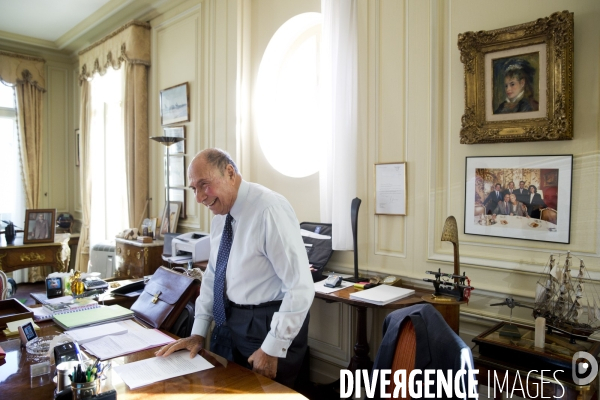 Serge DASSAULT, dans son bureau du rond-point des champs-Elysées.