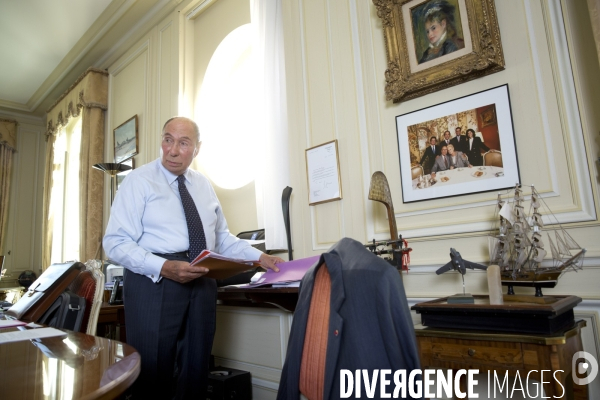 Serge DASSAULT, dans son bureau du rond-point des champs-Elysées.