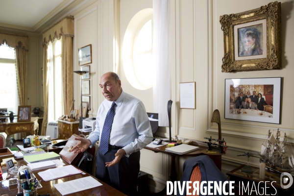 Serge DASSAULT, dans son bureau du rond-point des champs-Elysées.