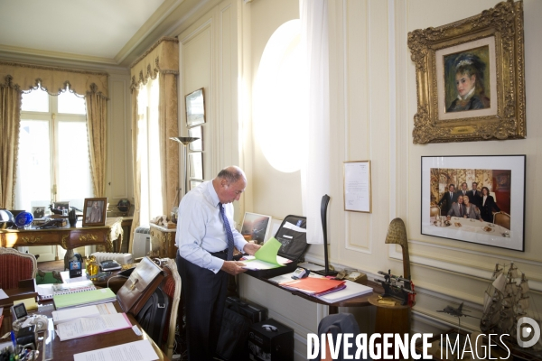 Serge DASSAULT, dans son bureau du rond-point des champs-Elysées.