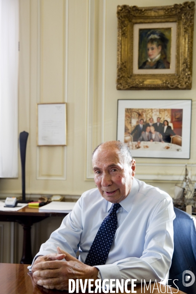 Serge DASSAULT, dans son bureau du rond-point des champs-Elysées.